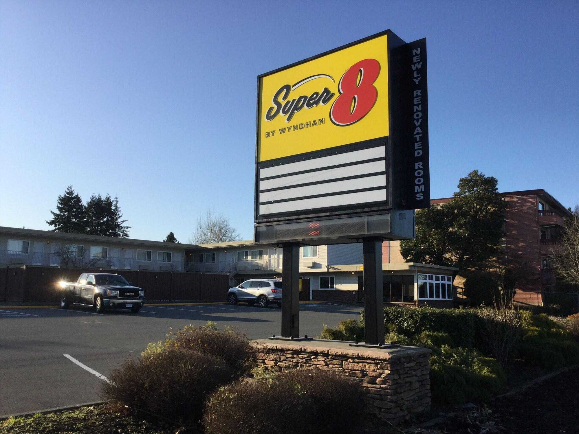 Super 8 By Wyndham Кортни Екстериор снимка